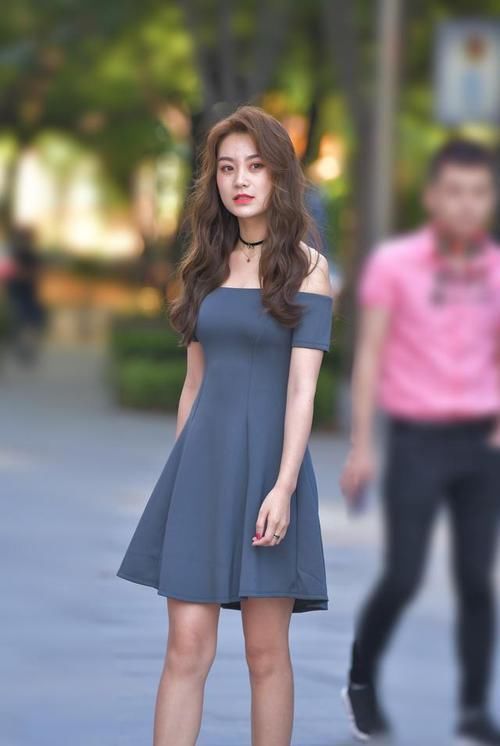 不失|抓拍到一位性感又不失可爱的小姐姐