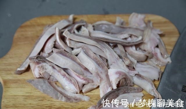 冬天，记得要多喝此汤，上锅煮一煮，气血双补，天冷要多喝它