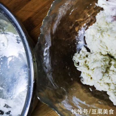 正宗地道的简单易学葱油饼做法，速来围观