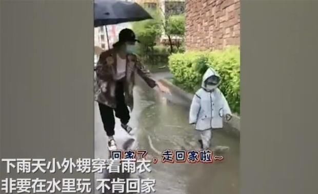 水花|下雨天外甥玩水不回家,小姨将计就计,看看谁弄得水花大