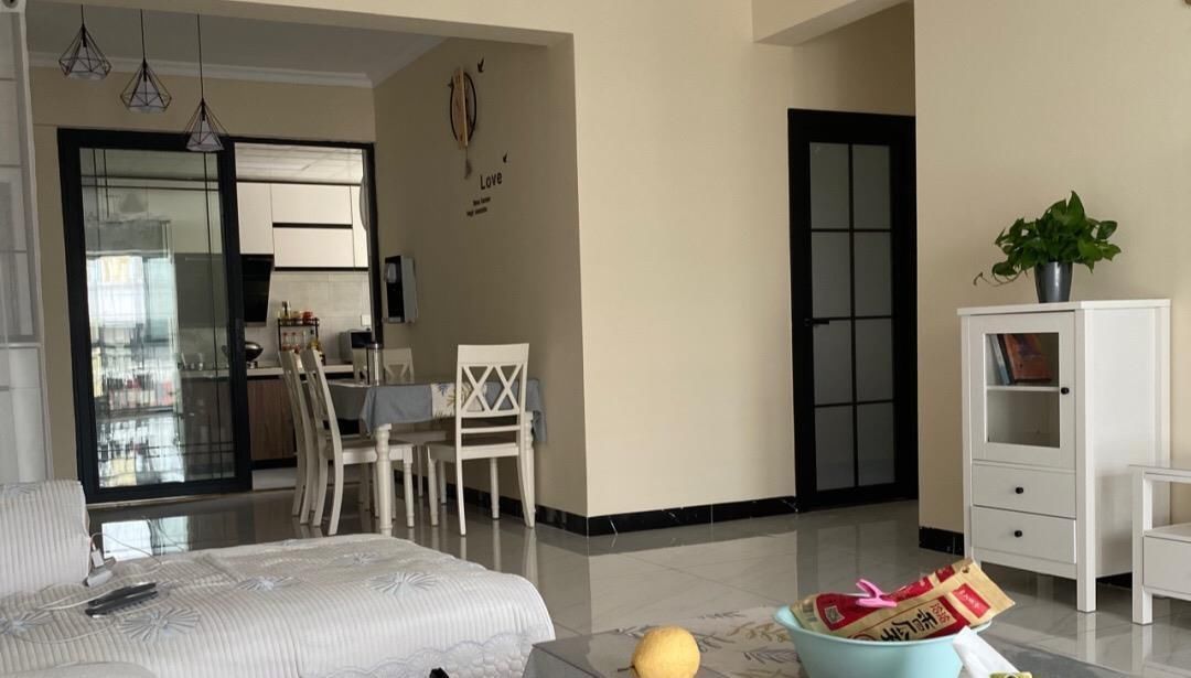 人家里|越來越多人不做吊頂,不做電視墻,看看她家裝修,簡約又漂亮