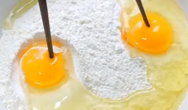 保鲜膜|1碗面粉,2个鸡蛋,不蒸不煮,5分钟做一个大锅,比面包香
