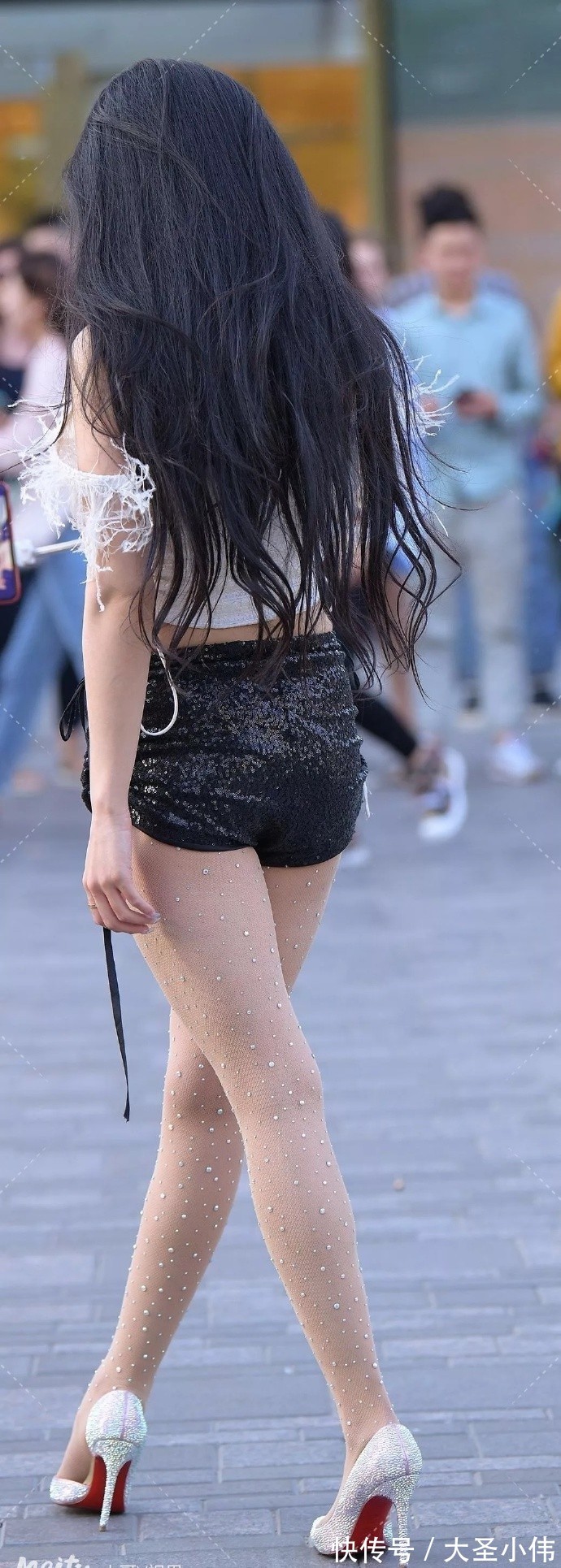 白加黑|美女街拍:打造曼妙身姿的抹胸装,搭配超短裤来穿,美得超凡脱俗