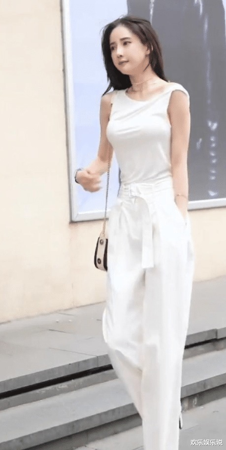 白色配白色,穿出意想不到的好效果,好身材尽显