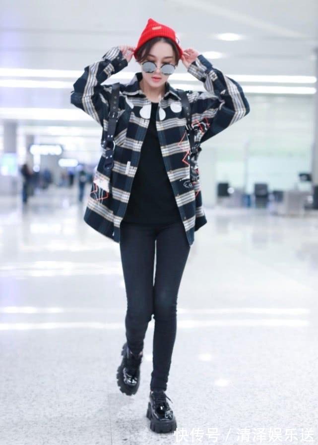 穿搭|这位军嫂是真的酷!张馨予走机场穿何捷“军靴”,却凹漫画腿好美