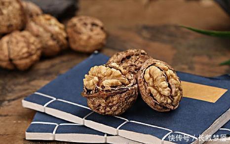 不请自来|女生睡觉前吃个核桃,过不了1周,3个“惊喜”会不请自来