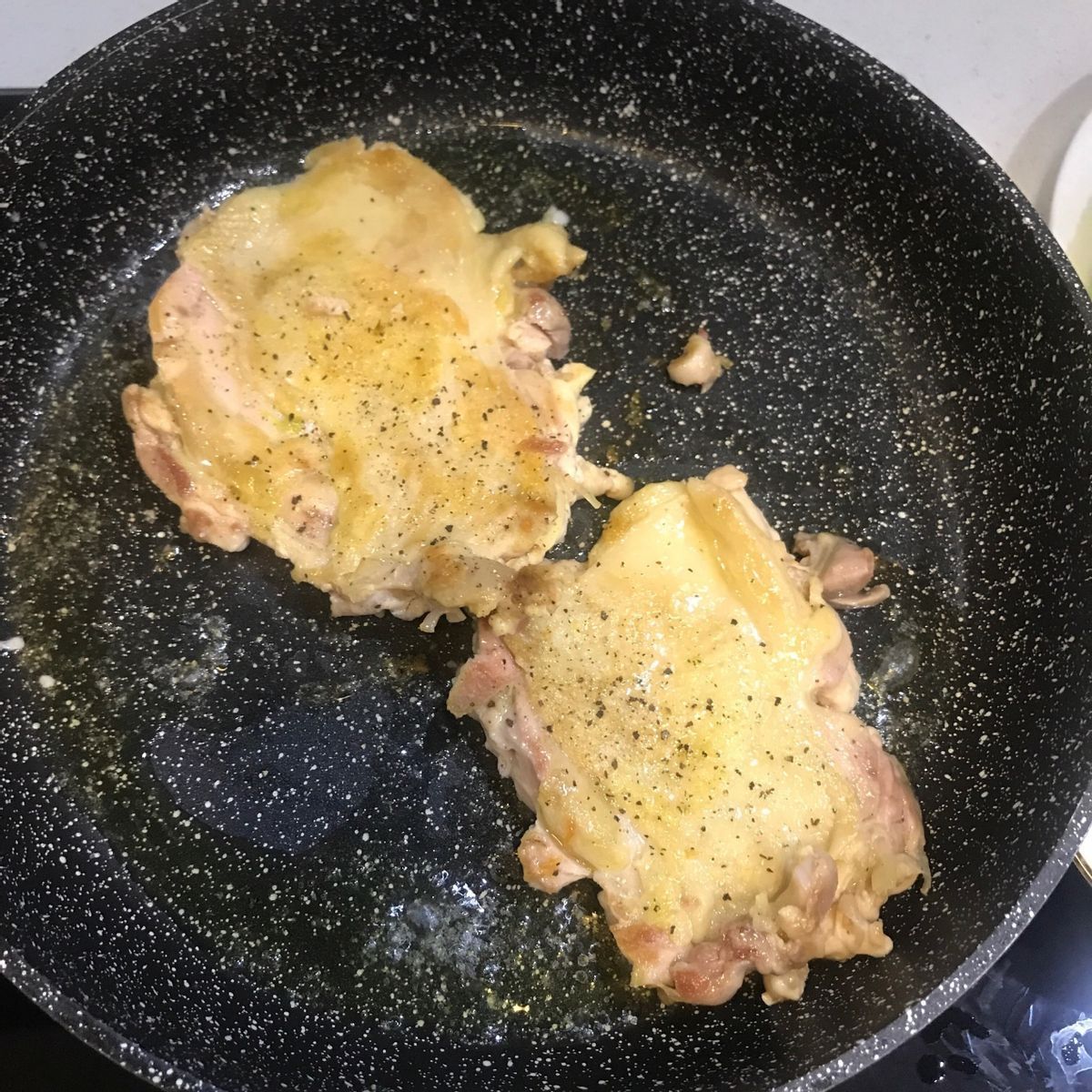 这是一道泰式菜,鸡肉搭配蔬菜,风味独特