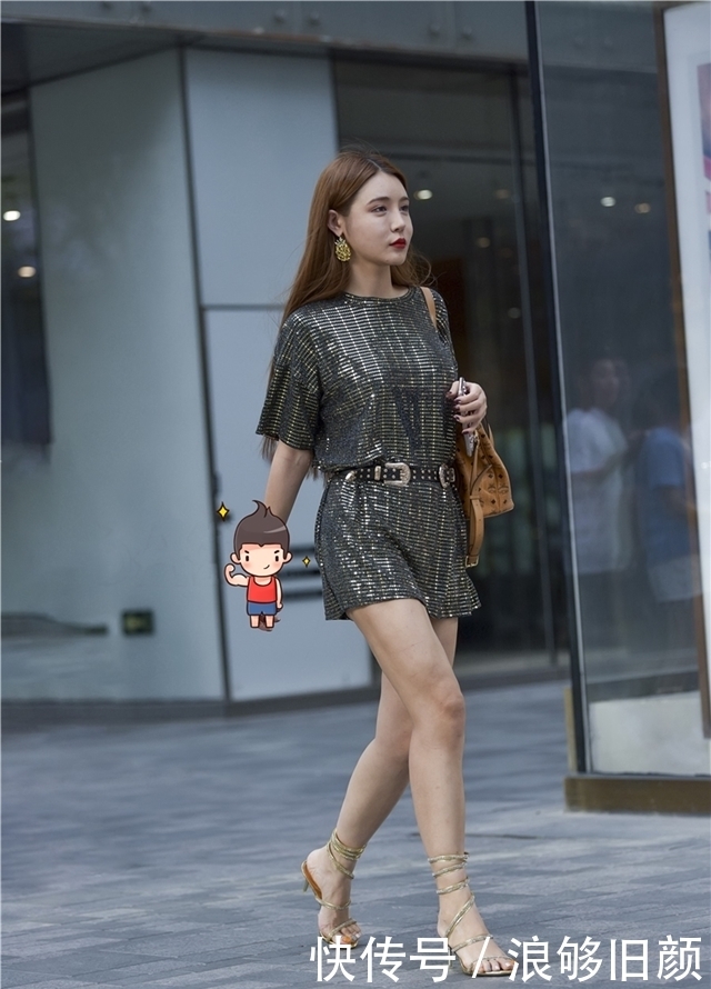 美女|街拍:美女精致到脚趾都化了妆,如此长腿有谁不爱