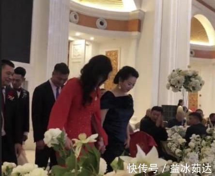 女儿|女儿结婚,却被亲妈抢了风头,网友这丈母娘是什么神仙颜值