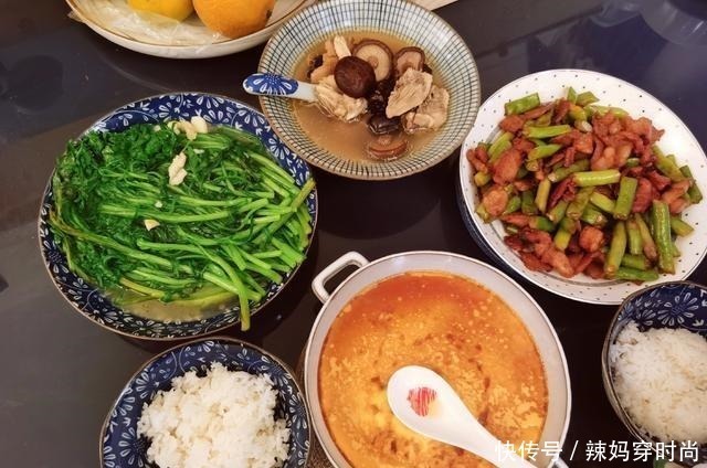 和儿子的晚餐,三菜一汤,花了90元,有人评论太奢侈