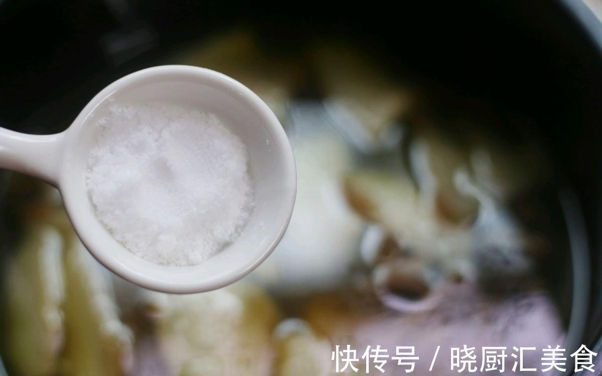 高压锅|鱿鱼和五花肉搭配做成汤，鲜美滋补又好喝，做一锅，全家都能喝