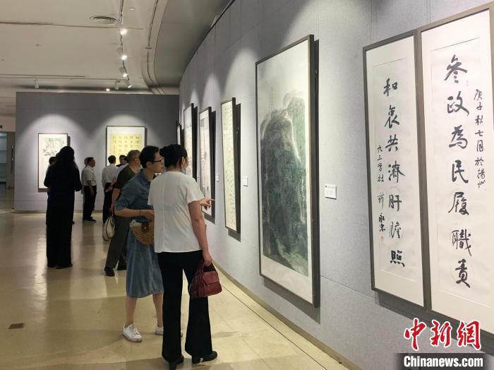 人士|扬州市党外人士书画作品展开幕 百幅作品讴歌党的丰功伟绩