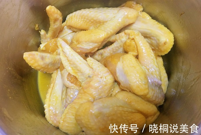 在家做道盐焗鸡翅,金黄诱人,皮滑肉嫩,有电饭锅就行,教您做法