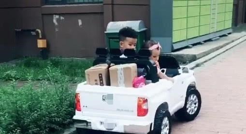 男孩子|霸道哥哥开“敞篷车”带妹妹取快递火了,主要副驾驶还有个“妞”