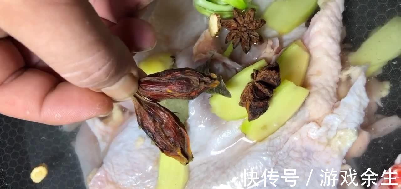 口水鸡的详细做法，2种香料保证色黄不腥，香辣味美肉质鲜嫩爽滑