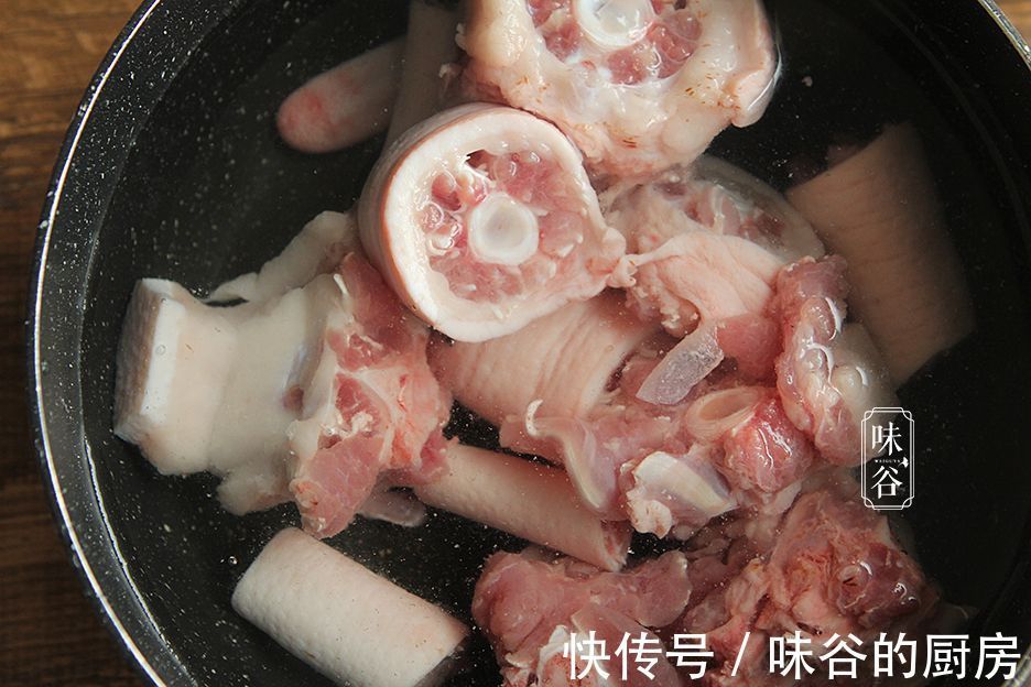 猪身上最美味的部位,和花生一起焖,鲜香营养,女人下饭男人下酒