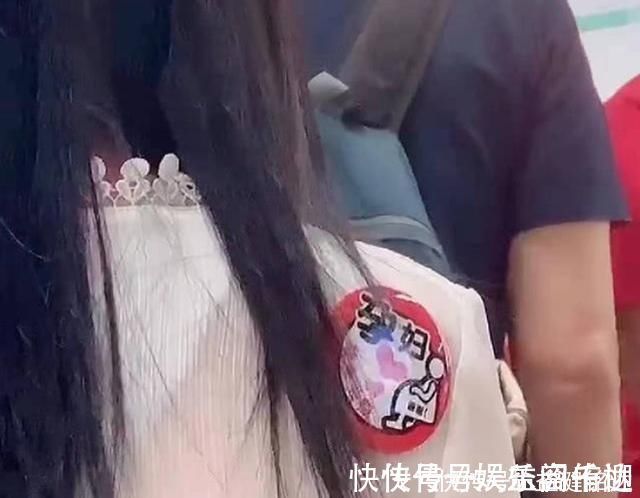 孕妈|“超贴心准爸”刷屏朋友圈,孕妈单独外出,准爸的一个举动太暖了