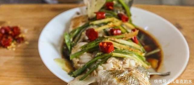 做清蒸鱼,什么时候放盐很关键,时机不对,肉柴无味,还没营养