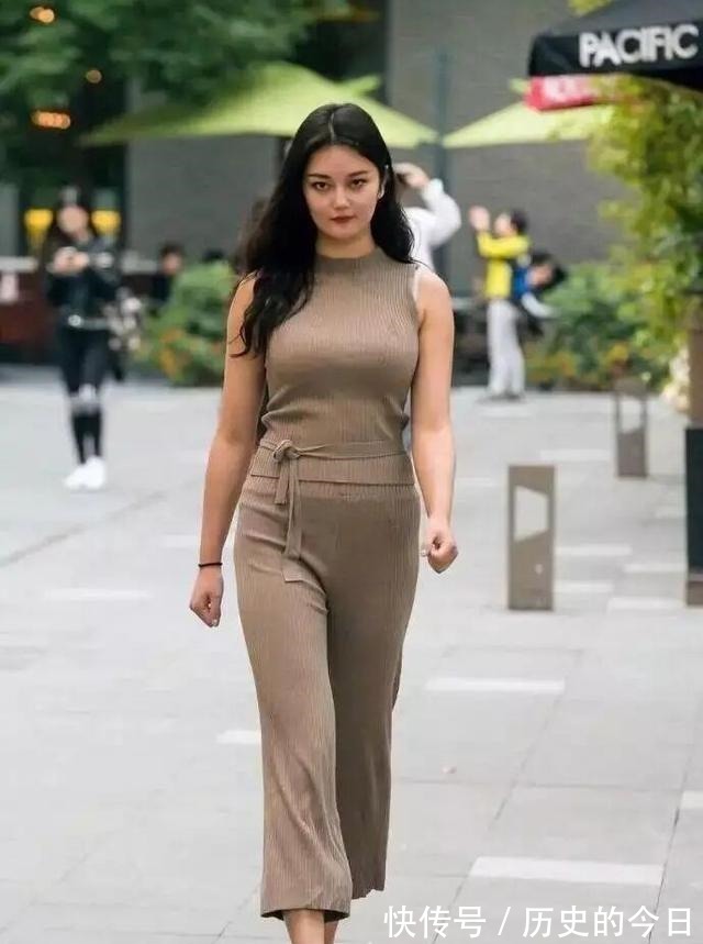 长腿 长腿姑娘适合穿瑜伽裤，选择简洁轻盈的裙型，真佩服她！