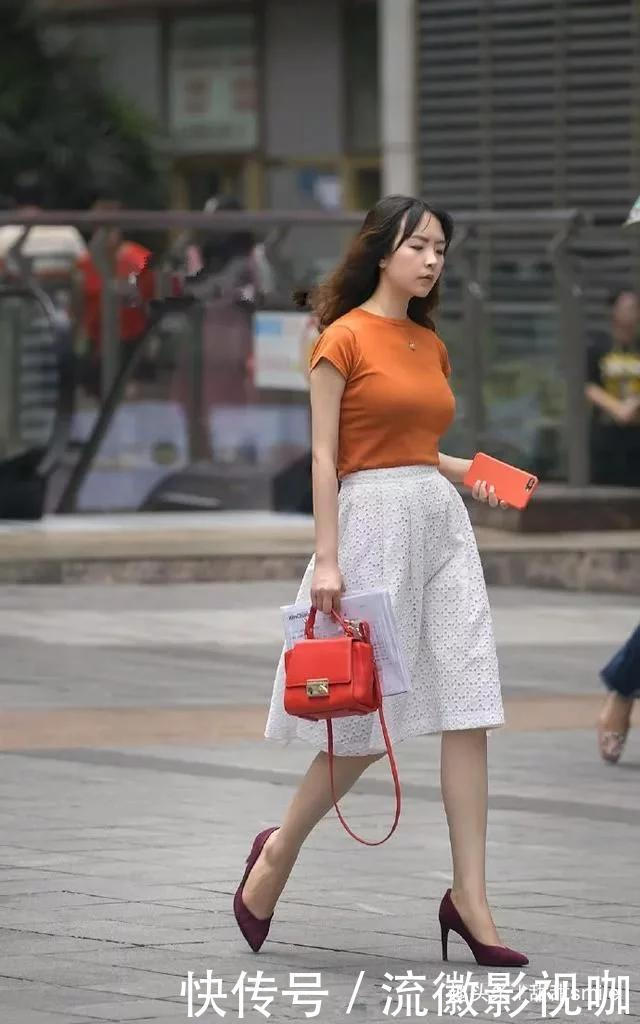 美女选择了一款黑色的细跟凉鞋,不是很复杂,有一种简单的时尚感