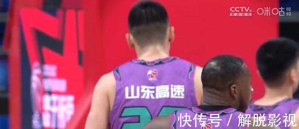 陶汉林|哈德森李敬宇高效砍分,威尔斯率队紧咬比分,山东男篮58-51青岛