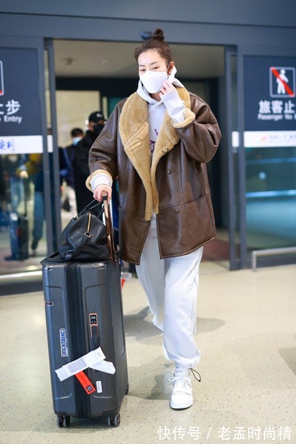 高级感|刘雯蓝色西装搭配长款毛呢外套,温柔又有气质