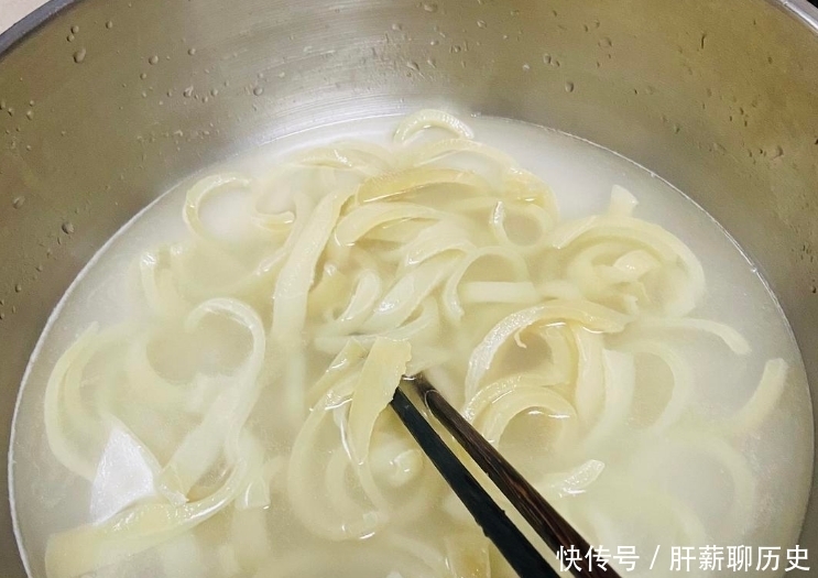 做猪皮冻时,不能直接焯水!多做1步,晶莹剔透,爽滑Q弹,没腥味