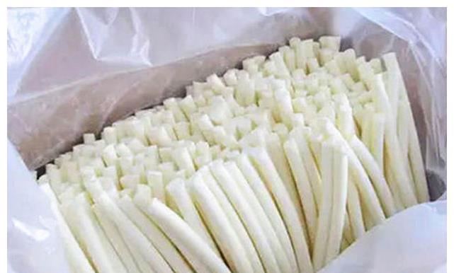 父母|男孩胃里发现一团“胶”,父母眼中的好零食,制作环境堪比垃圾场