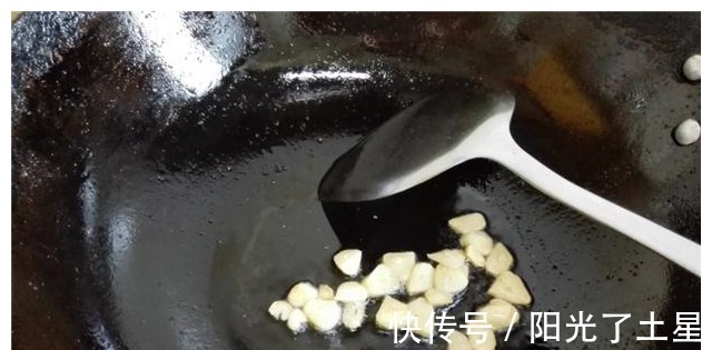 下饭|家里实在是太穷了，一看冰箱还有韭菜和干豆腐，简单一做，很下饭！