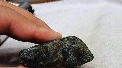 a771|在朋友店里小百捡漏的小石头,切开后让他欲哭无泪?