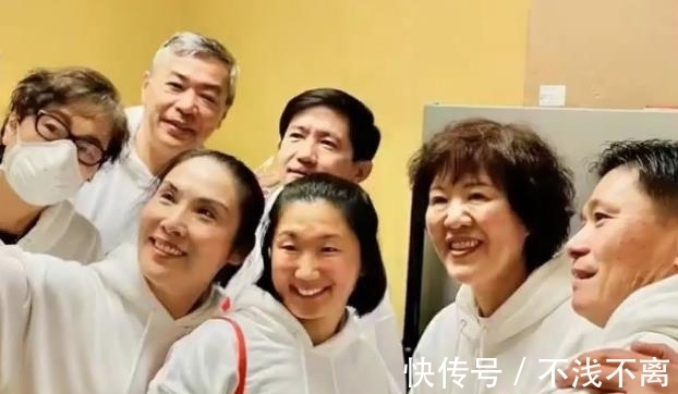 郎平指导|郎平变身家庭主妇!头发蓬松一脸轻松,一动作被网友大赞接地气