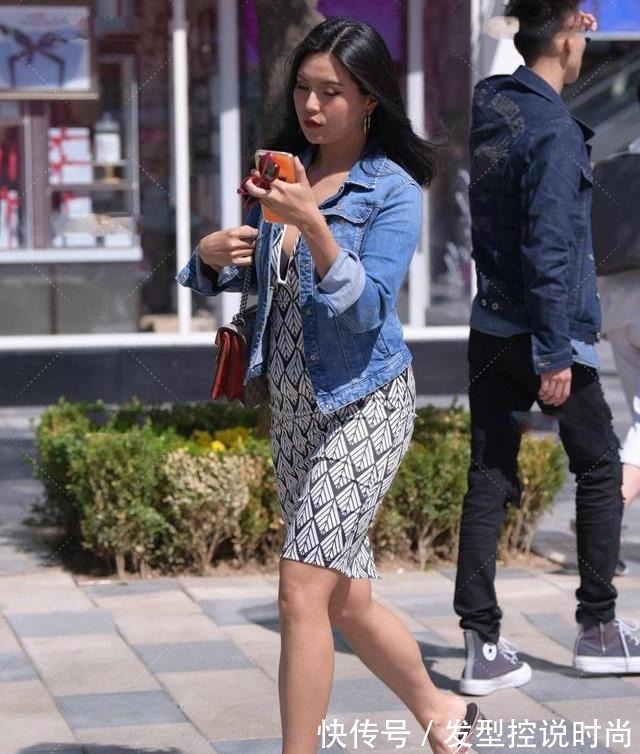 温柔 圆领连衣裙和牛仔夹克的组合,没有违和感,在帅气中有温柔的气质!