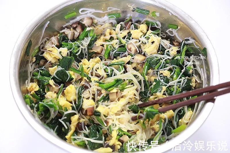 在家做馅饼,和面很重要,照着做馅饼皮薄馅大,放凉了也软软的