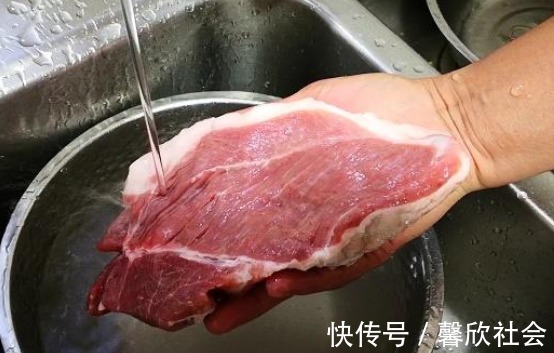 猪肉|猪肉别直接用水洗,很难洗干净,教你这一招,脏东西自己跑出来!