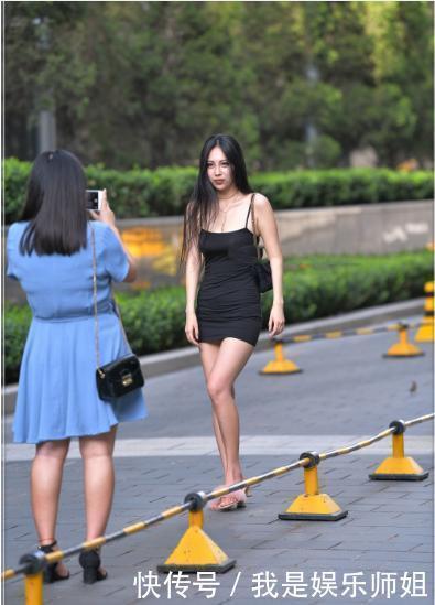 修身黑色吊带裙搭配粉红色天鹅绒拖鞋,时尚精致,高贵优雅