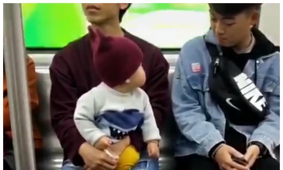 小哥哥|宝宝坐地铁时一直与邻座的小哥哥互动，接下来的画面，爸爸不淡定