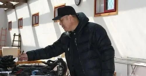 两个字@老戏骨李成儒的书法不错,用笔精准,用墨沉稳,水平不输书法家