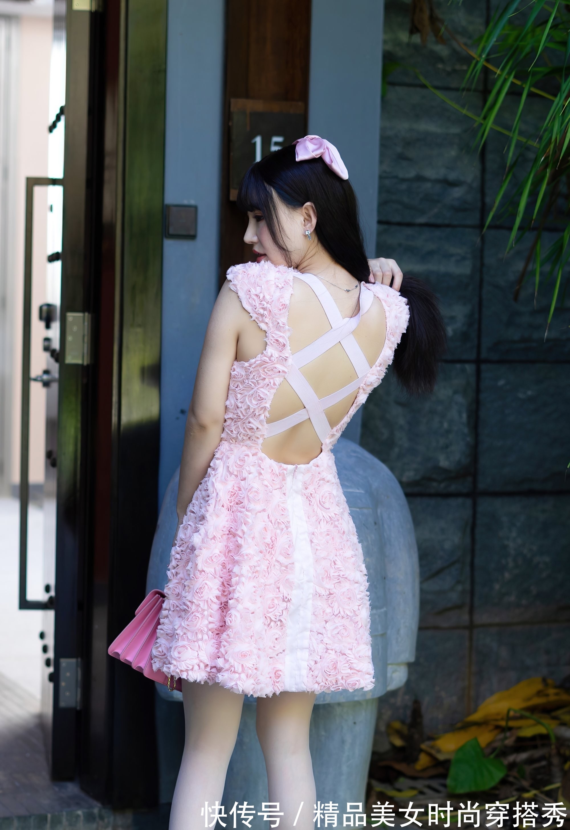 有型|红色的连衣裙吸睛时尚,吊带的款式清凉有型,怎么穿都好看