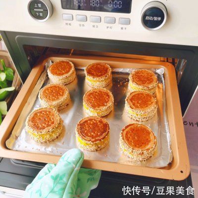 妈妈最拿手的外酥里糯～南瓜饼，被我偷学到了