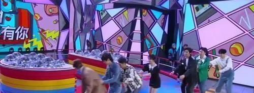 蔡徐坤|蔡徐坤带着大家滑冰，宋威龙没牵好谭松韵，谭松韵的反应太可爱了