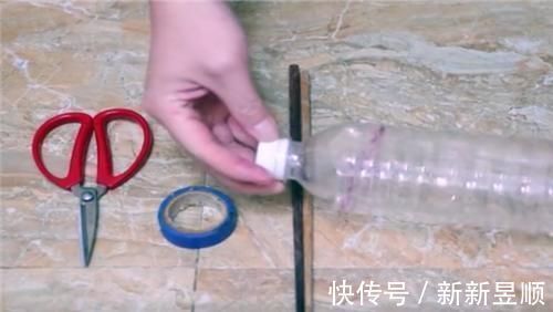 卫生间里放一双筷子，省钱又好用，这妙招以前怎么没想到，太棒了