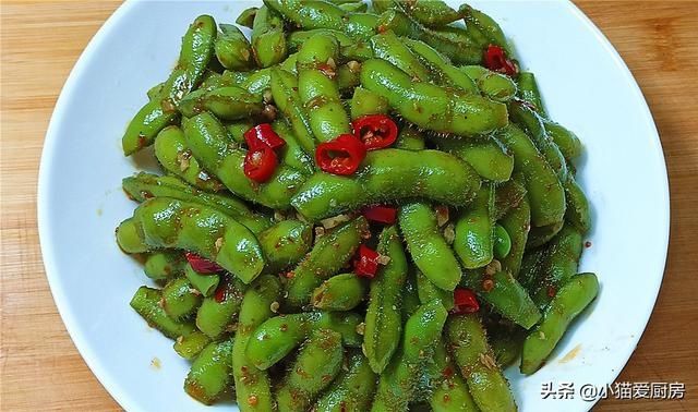 小猫|凉拌毛豆是夏日里不错的小吃，教你正确做法，翠绿好看，鲜嫩入味