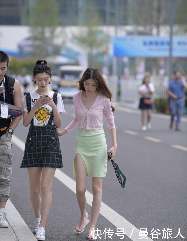 连衣裙是一种时尚,搭配“粉色长袖”,让街头美女秀出苗条身材