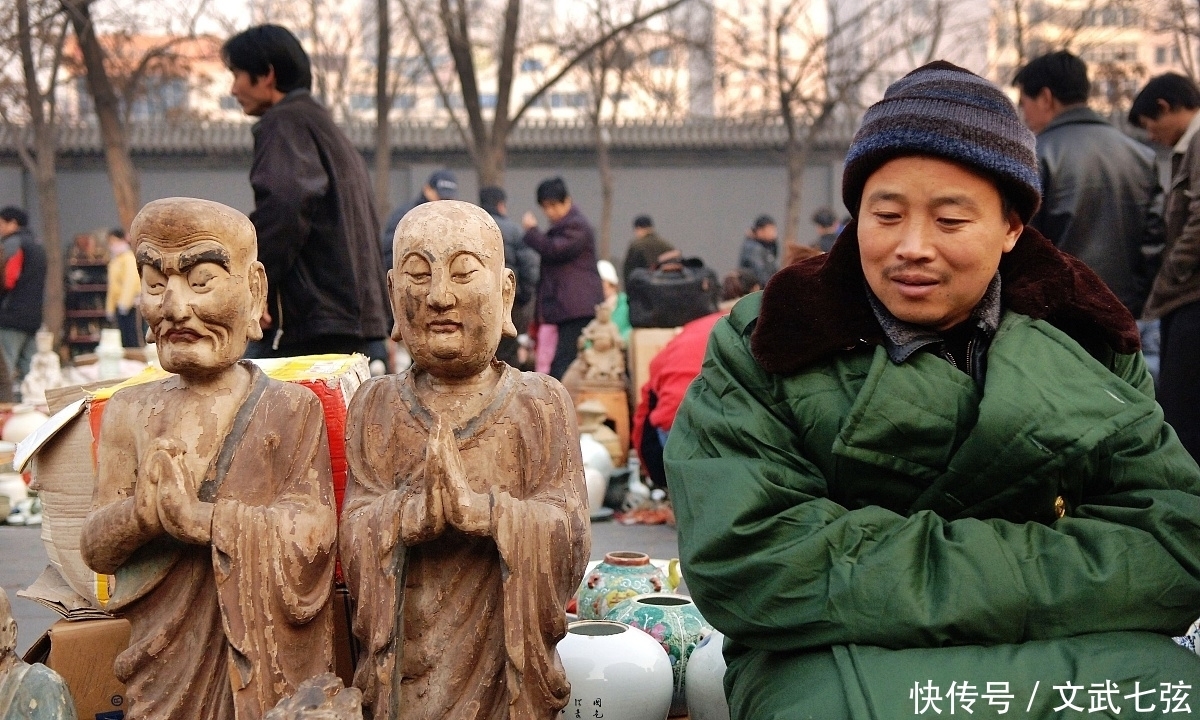 在潘家园捡漏不容易,只要你蹲下,就可能被卖家捡漏