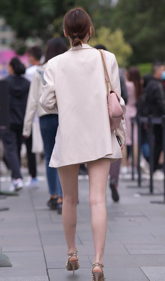 春天穿吊带裙搭配什么上衣和鞋子? 掌握这几个技巧, 温柔显气质