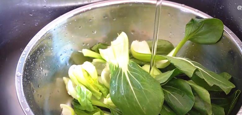 青菜不能直接下锅炒,牢记2个小窍门,出锅青菜翠绿还不出水