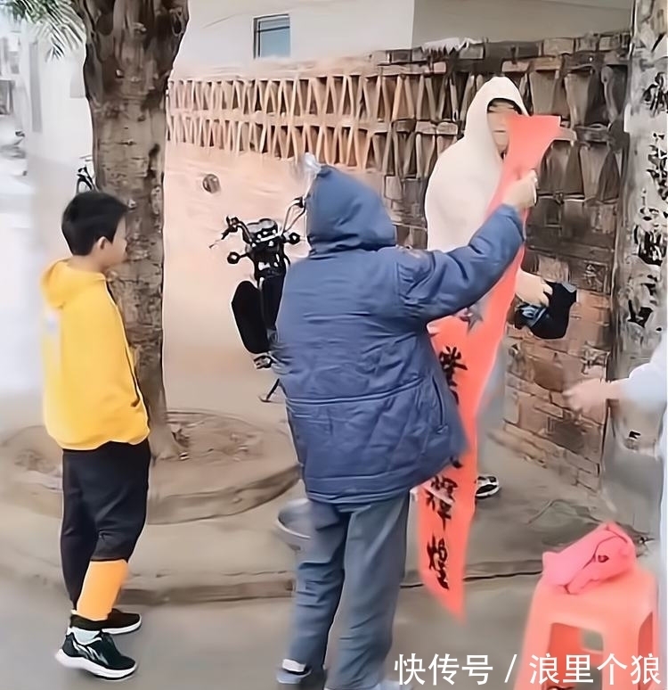 全红婵|庆祝新春佳节!全红婵全家老少共同贴春联,爷爷指挥大哥亲自张贴