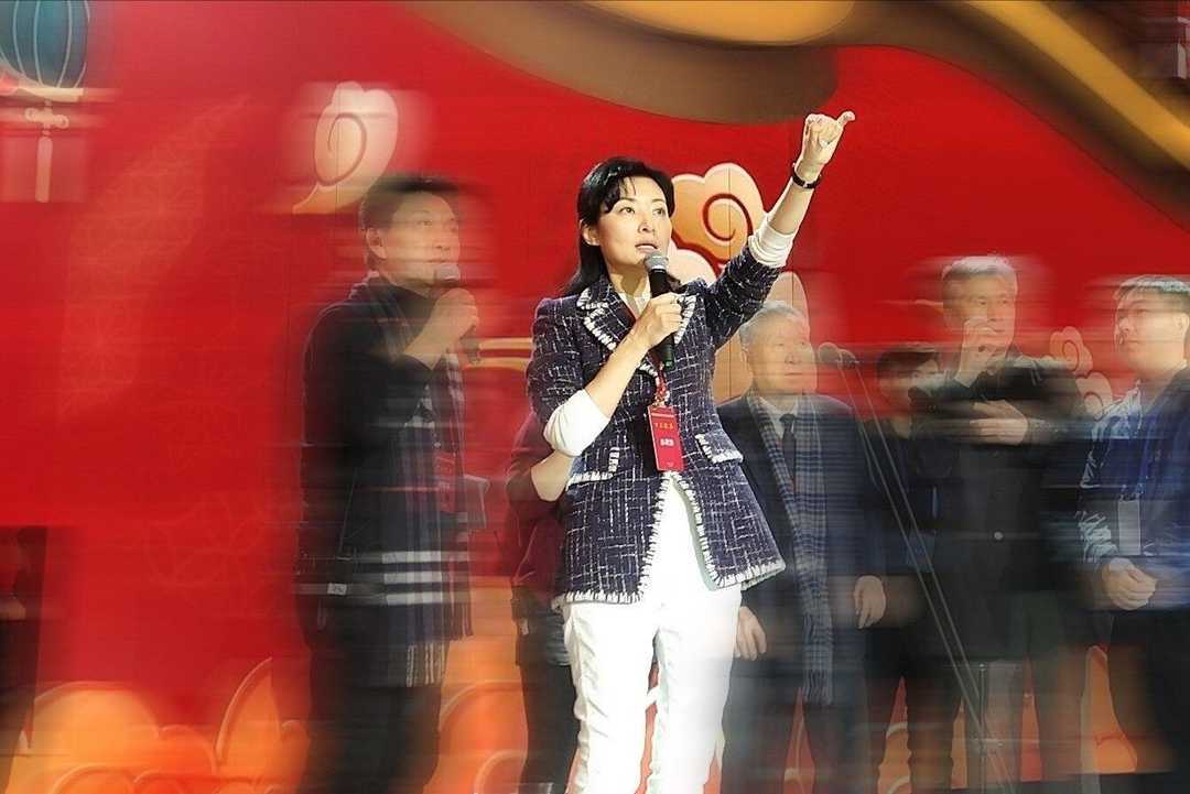 周涛真会穿!一件大衣搭配牛仔裤显得休闲又减龄,意外穿出时髦感