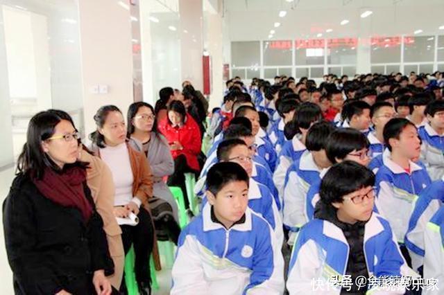 汉服当校服,学生走“格格步”?大学教授痛批:荒唐!原因有三