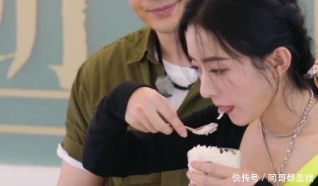 赵丽颖 赵丽颖又被批没素质?吃完甜品吐回碗里,小动作难掩真实习惯